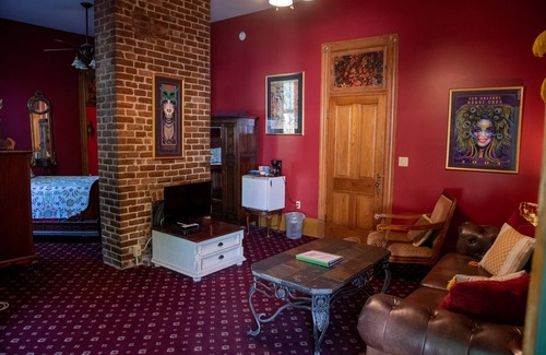 Bywater Cama Y Desayuno | Mardi Gras Suite at The Lookout Inn in the colorful Bywater neighborhood!