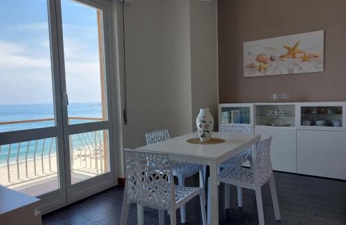 Savona Apartamento | Maremare, really on the Beach, with private parking
