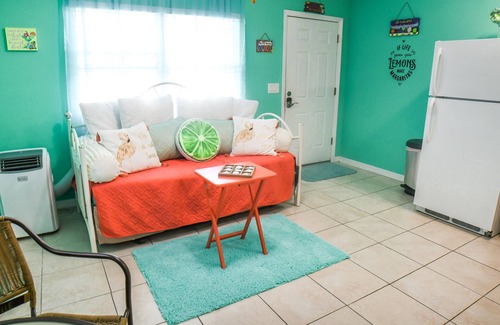 Madeira Beach Apartamento | MARGARITAVILLE ACROSS THE STREET FROM BEACH ACCESS