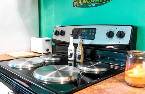 Madeira Beach Apartamento | MARGARITAVILLE ACROSS THE STREET FROM BEACH ACCESS