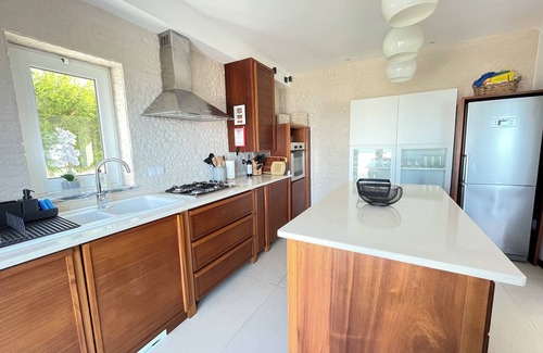 Serra da Pescaria Villa | Maria Nazaré - 3bedrooms, ocean view, private pool & BQ, close to the beach