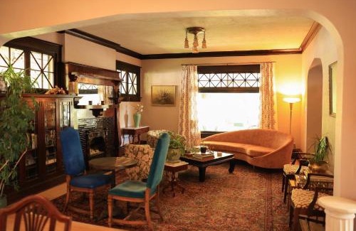 Logan Cama Y Desayuno | Marianna Stoltz House