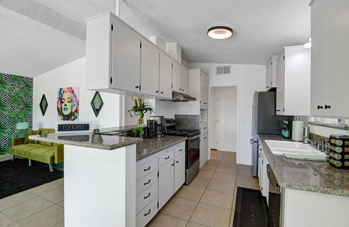 Desert Hot Springs Casa | Marilyn's Secret - Mid Century Modern Black House
