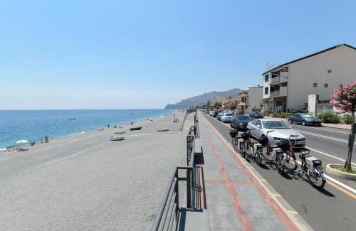 Santa Teresa di Riva Cama Y Desayuno | Marina D'Agrò Residence