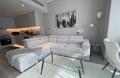 Jebel Ali Apartamento | Marina Gem: Chic & Comfy, Balcony, 10min to Beach