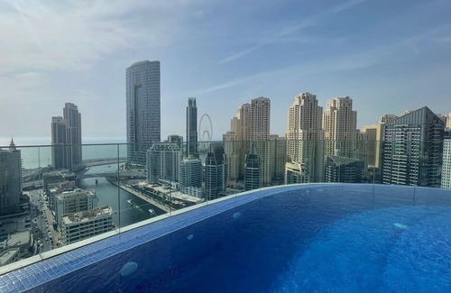 Jebel Ali Apartamento | Marina Gem: Chic & Comfy, Balcony, 10min to Beach