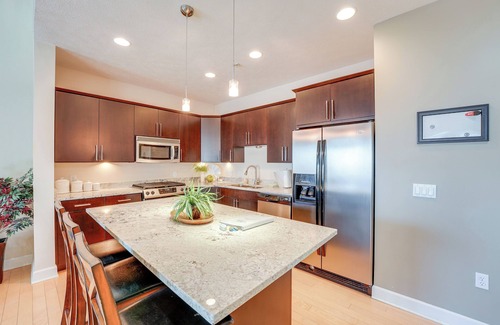 Spring Lake Condominio | Marina, Pool & Balcony: Modern Spring Lake Condo
