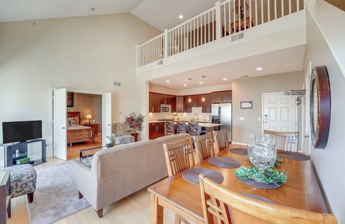 Spring Lake Condominio | Marina, Pool & Balcony: Modern Spring Lake Condo