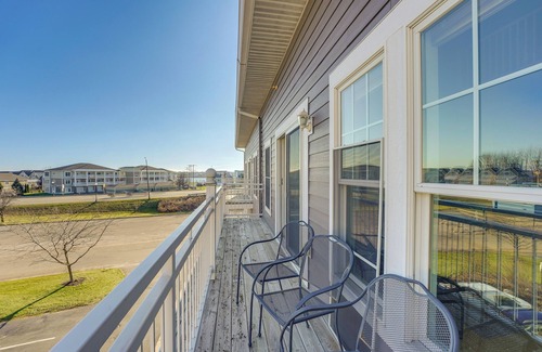 Spring Lake Condominio | Marina, Pool & Balcony: Modern Spring Lake Condo