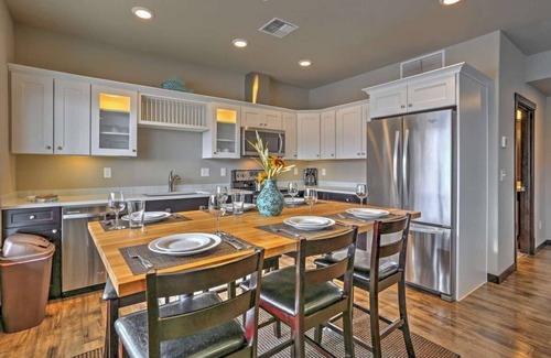 Wapato Point Condominio | Marina's Edge Condo - Pool & Spas - Marina -Town!