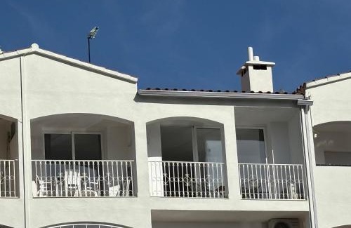 Empuriabrava Apartamento | Marina View Empuriabrava - Appartement sud-ouest au canal avec terrasse