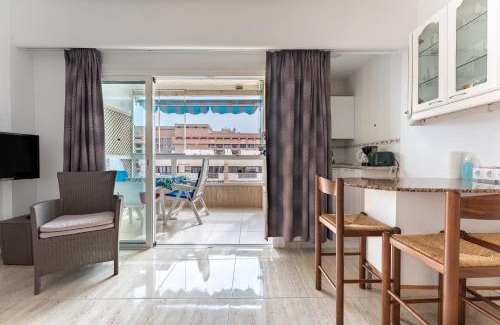 Fuengirola City Centre Apartamento | Marina view, sunny one bedroom pyr