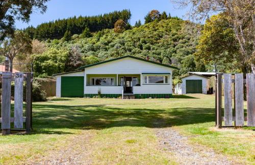 Motuoapa Casa | Marina Views - Motuoapa Bach