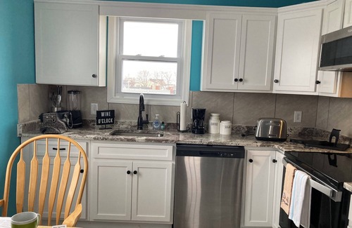 Hampton Condominio | Marina views, sunrise & sunsets directly from your deck & side bedroom windows