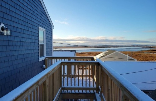 Hampton Condominio | Marina views, sunrise & sunsets directly from your deck & side bedroom windows