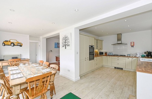 East Wittering Cabaña | Marine House by inspirestays.com - a cottage that sleeps 9 guests in 5 bedrooms
