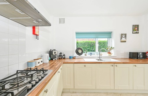 East Wittering Cabaña | Marine House by inspirestays.com - a cottage that sleeps 9 guests in 5 bedrooms