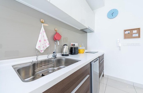 Sungai Buloh Apartamento | @Mario direct MRT link & 50m infinity pool with jacuzzi