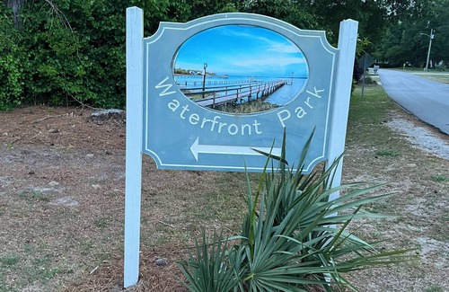 Sneads Ferry Cabaña | Mariposa Coastal Cottage, minutes to N Topsail Beach, and Chadwick Bay, NC