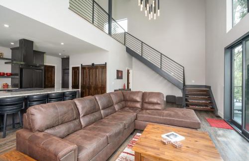 Fish Camp Villa | Mariposa Grove Creekside Retreat