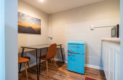 Mariposa Casa | Mariposa Retro Retreat, Mid-Mod style and easy walk to town