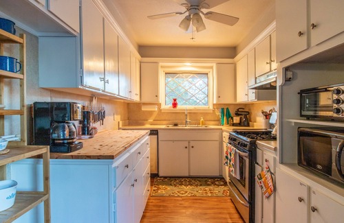 Mariposa Casa | Mariposa Retro Retreat, Mid-Mod style and easy walk to town