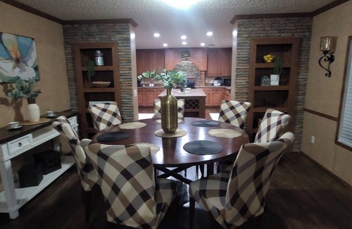 Pine Grove Casa | Mark House with lots of space for 16 guest in quiet country setting.