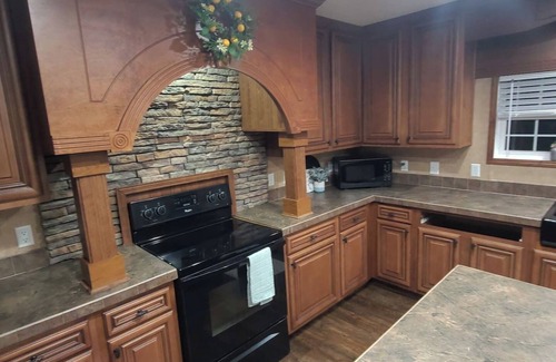 Pine Grove Casa | Mark House with lots of space for 16 guest in quiet country setting.