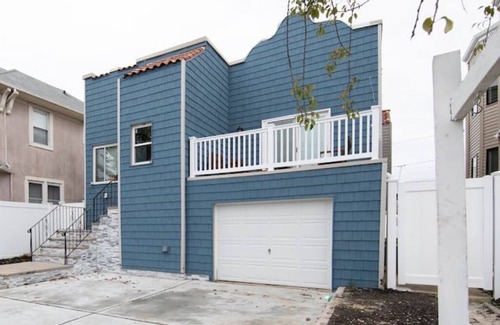 Long Beach Casa | Market Place Spacious Blue-Long Beach Home