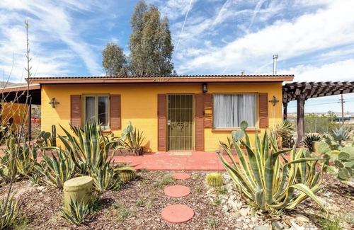 Twentynine Palms Casa | "Marmalade Skies" charming Desert Retreat, with AC, WiFi