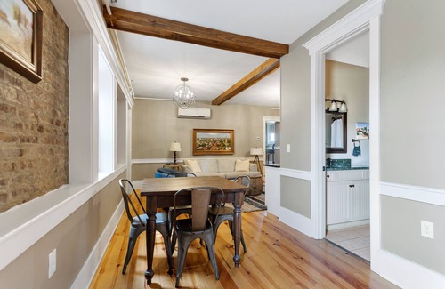 Harleston Village Apartamento | The Marquee (Suite B) - En King Across From Market, "10/10 Clasificación de ubicación"