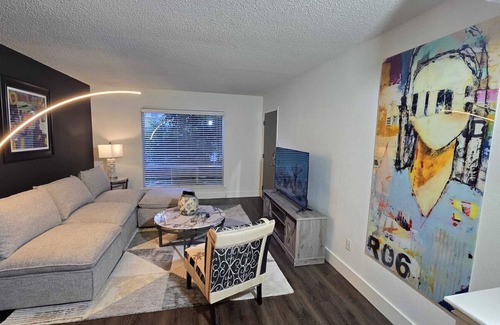 The Galleria Apartamento | Marquee Uptown 2BR 2BA Galleria Condo Unit 108