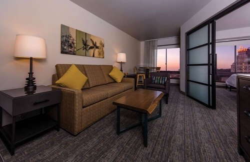 Civic Core Apartamento | Marriott Vac Club, 1 BR SUITE, Kitchenette, Sleeps 4, 25min walk to Conv. Ctr.