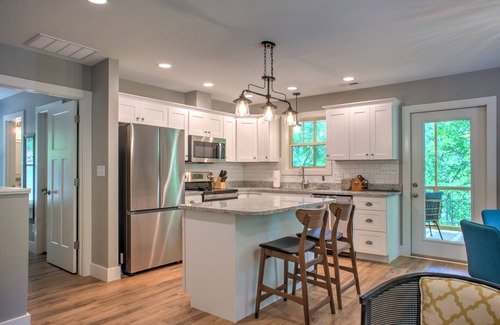 Mars Hill Casa | Mars Hill Hideaway | Fire Pit, Views, Screened Porch + Biltmore Pass
