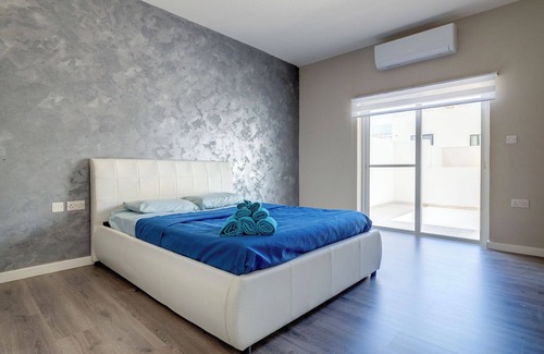 Iz-Zonqor Apartamento | Marsaskala. 3 double bed fast wi-fi easy parking Gym .Smart Tvs In Rooms. AC .
