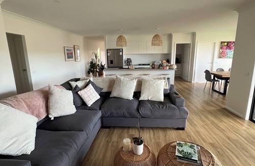 Kelso Casa | Marsden Estate Home. 10 minutes from Mount Panorama