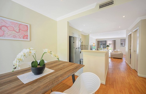 Macquarie Park Casa | Marsfield New Modern Townhouse with Pool Garage