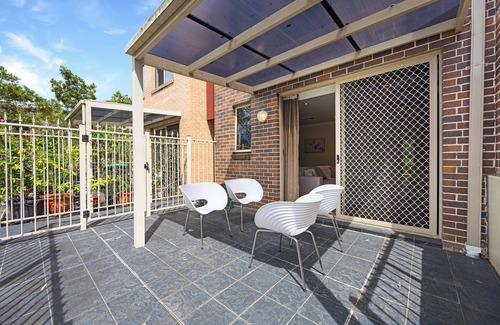 Macquarie Park Casa | Marsfield New Modern Townhouse with Pool Garage