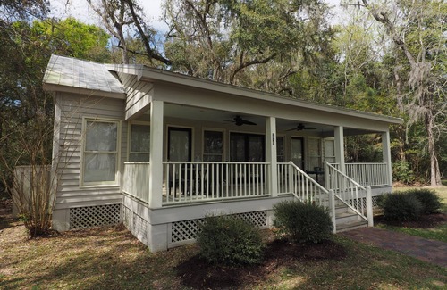 Knowles Island Plantation Cabaña | Marsh-view Cottage en el bosque: rodeado de majestuosos robles, pájaros y marismas.
