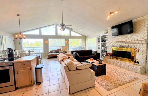 Centre Casa | Marshall Shores on Weiss - Waterfront Home with Private Pier In Beautiful Bay Springs Neighborhood