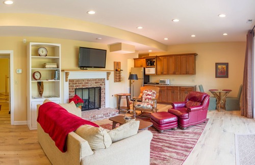 Ivy Casa | Martin Suite · Martin Suite | Views & Close to Heart of Cville