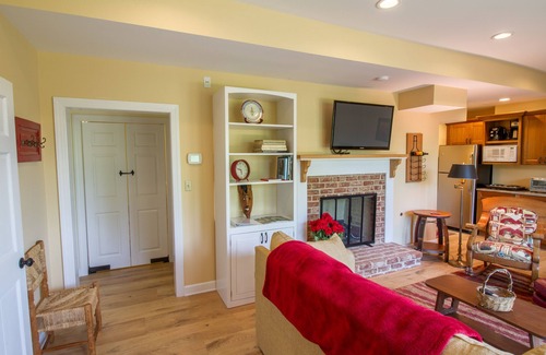 Ivy Casa | Martin Suite · Martin Suite | Views & Close to Heart of Cville