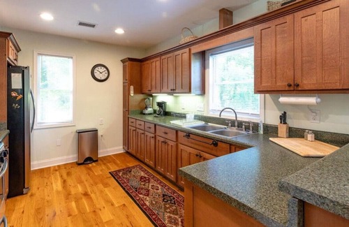 Tryon Casa | Martingale Cottage - 1 bedroom guesthouse