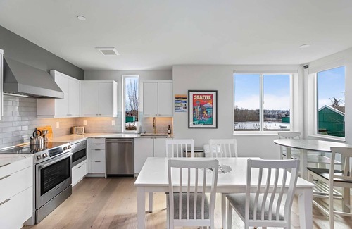 East Queen Anne Apartamento | Marty McFly's Iconic Skateboard Sweet Suite