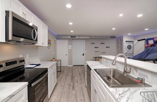 West Arlington Apartamento | Marvel VS Mario Clubroom apartment in brilliant Arlington with AC, WiFi