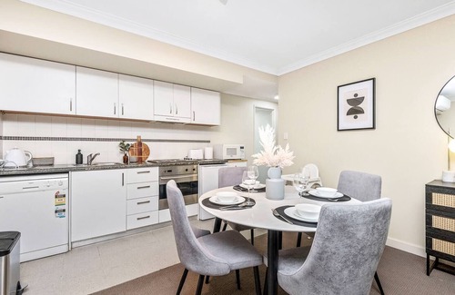 Perth Central Business District Apartamento | Chic renovated 2BR near Perth CBD, cozy decor, balcony, full amenities