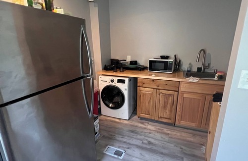 Bridgeview/Greenlawn Casa | Marvelous 3-bedroom house in Baltimore with WiFi, AC, Smart TV. Travel Royally!