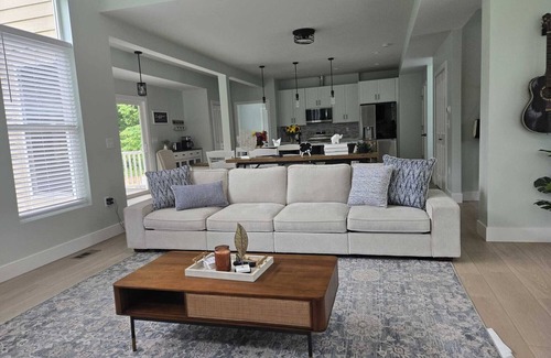 Logan Casa | Marvelous 4-bedroom house with Hot tube and swimming pool in charming Logan