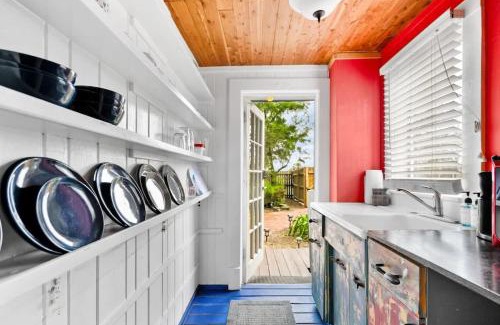 Vilano Beach Apartamento | Marvelous Mermaid Bungalow, Dog-Friendly Downstairs Apt in Prime Vilano Beach