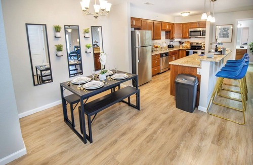 Newburgh Apartamento | Mary - C · Central, Floor Level 2bd/2ba Apt w/Pool & WiFi